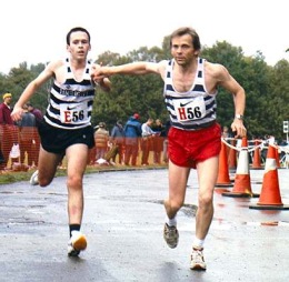 Nick hands on to Steve at the SEAA 6 stage - Aldershot 25th September 2004